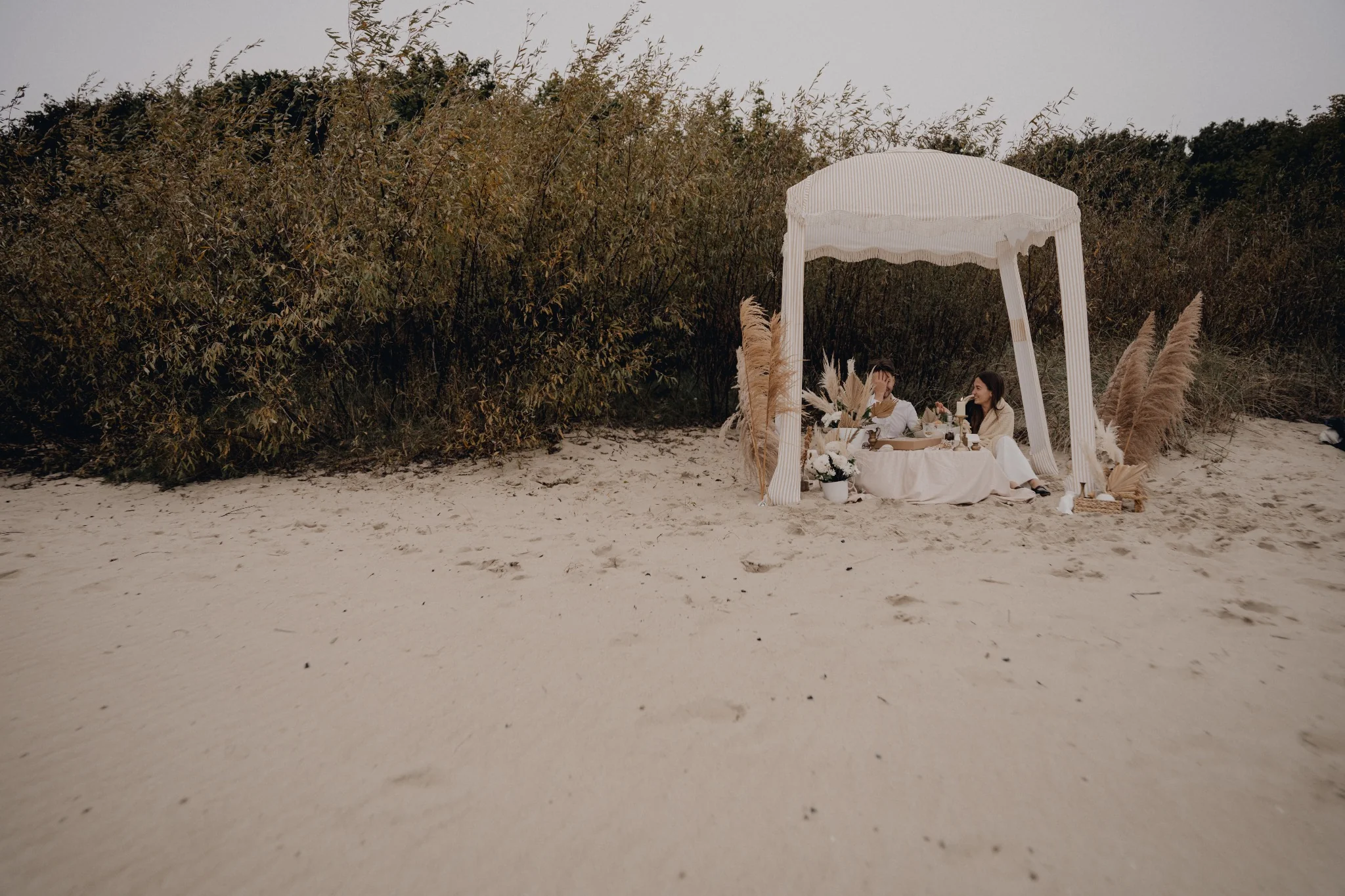 Romantyczna kolacja zaręczynowa na plaży - elegancka aranżacja Chabazie w Trójmieście