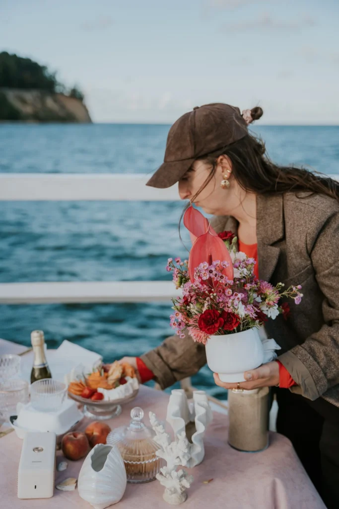 Justyna, twórczyni Chabazie, przygotowująca aranżację stołu na plenerowy event nad wodą