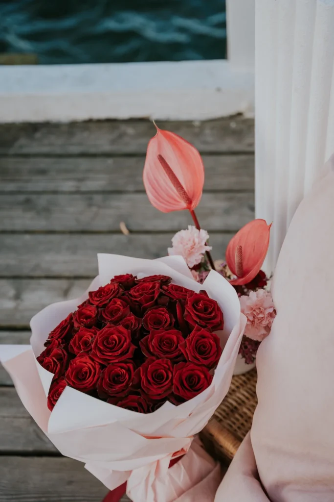 Bukiet czerwonych róż przygotowany na romantyczne zaręczyny organizowane przez Chabazie
