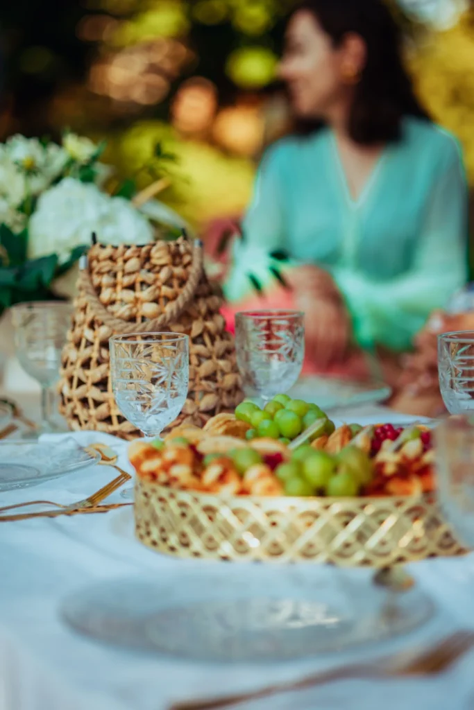 Zbliżenie na elegancko nakryty stół piknikowy z winogronami, pieczywem i dekoracjami