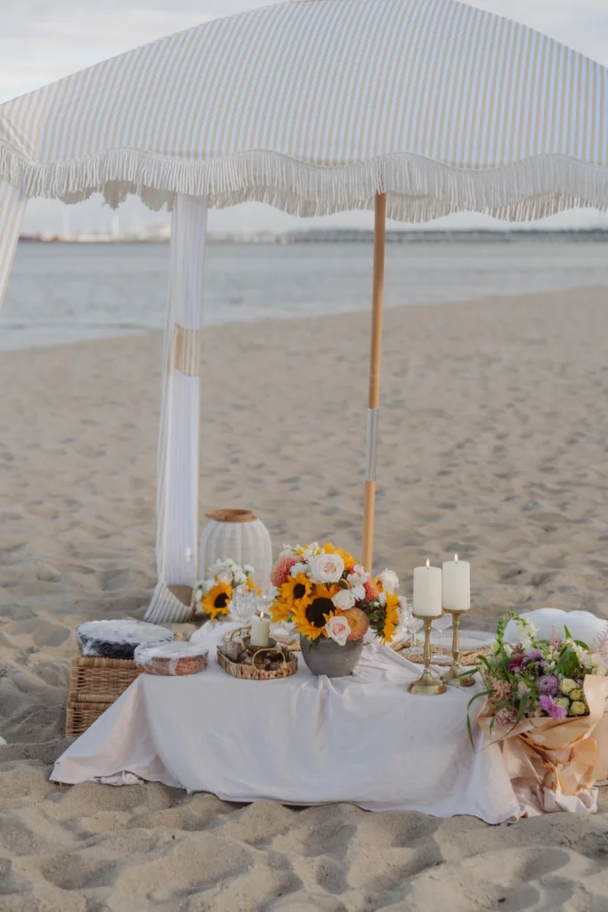 Romantyczny piknik na plaży z parasolem i świecami
