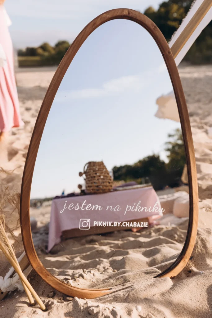 Lustro dekoracyjne jako element aranżacji pikniku na plaży