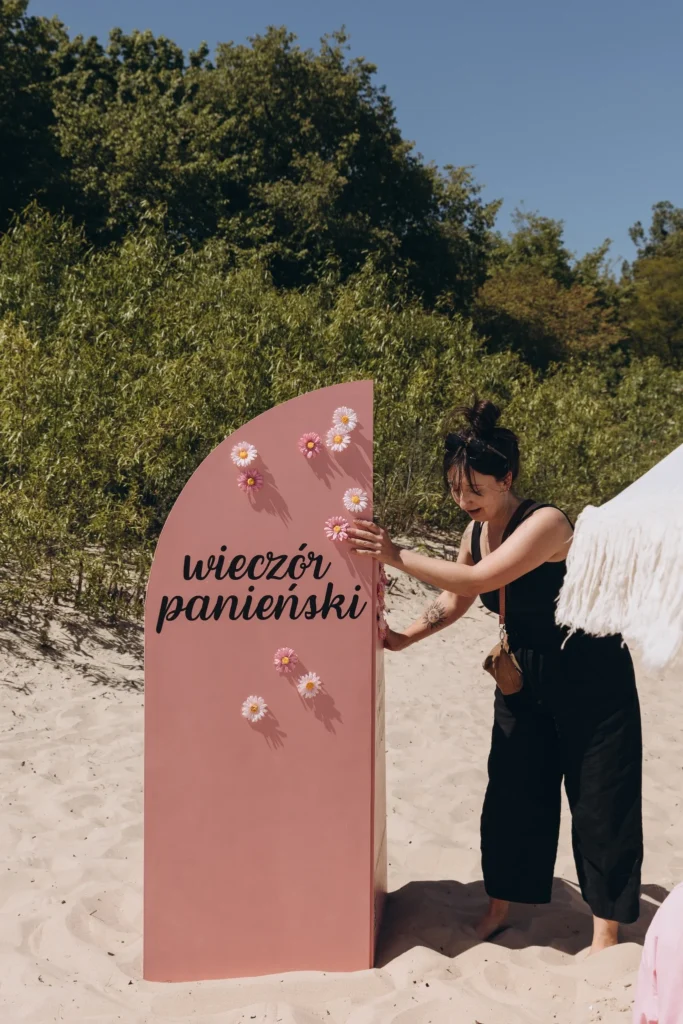 Justyna z Chabazie podczas przygotowań dekoracji na wieczór panieński na plaży