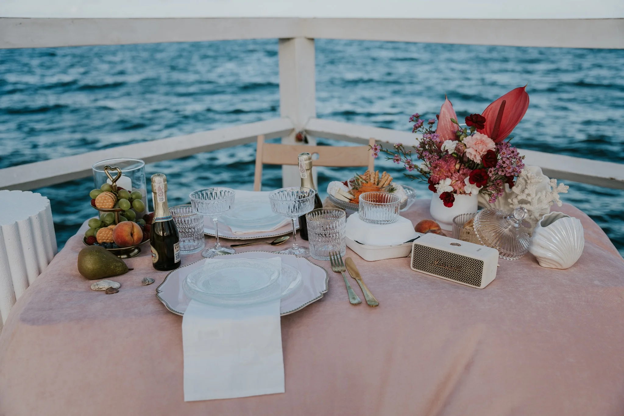 Elegancki stół na kolację zaręczynową nad morzem – romantyczna aranżacja Chabazie