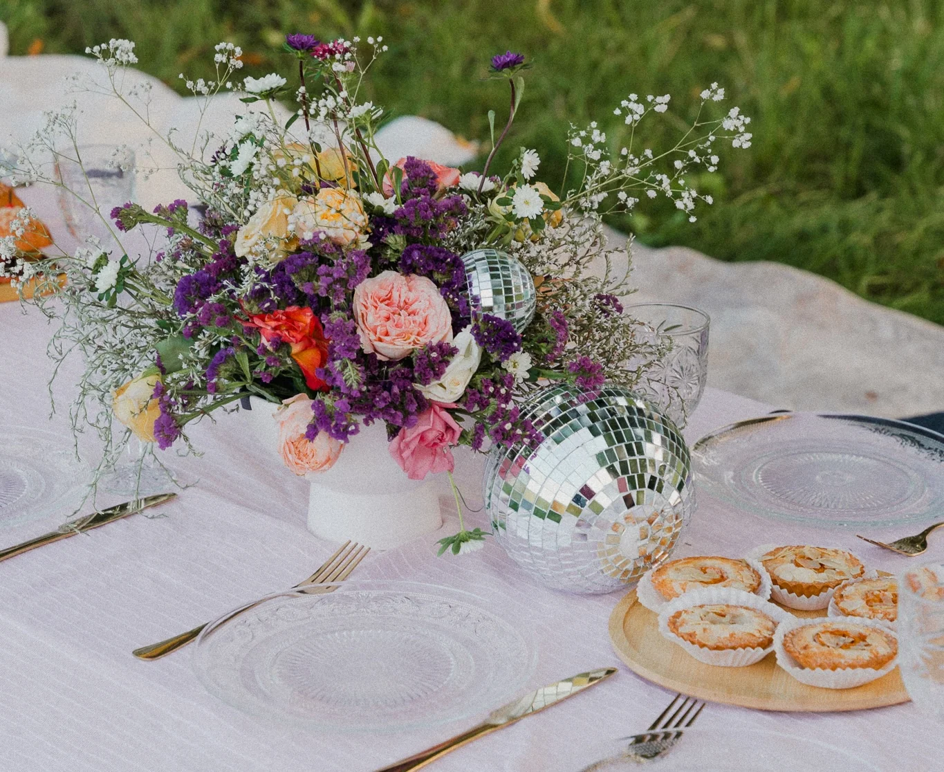 Detal dekoracji kwiatowych na stole piknikowym