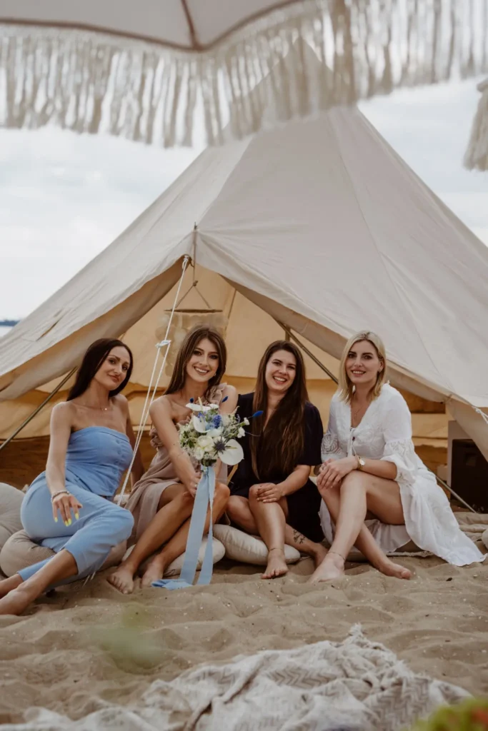 piknik w namiocie boho na plaży w Sopocie zorganizowany przez Chabazie Studio