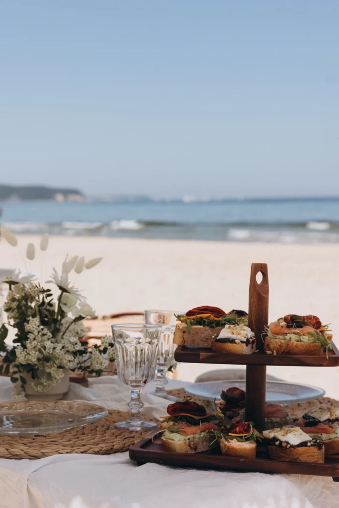 Catering piknikowy z kanapkami podany na plaży