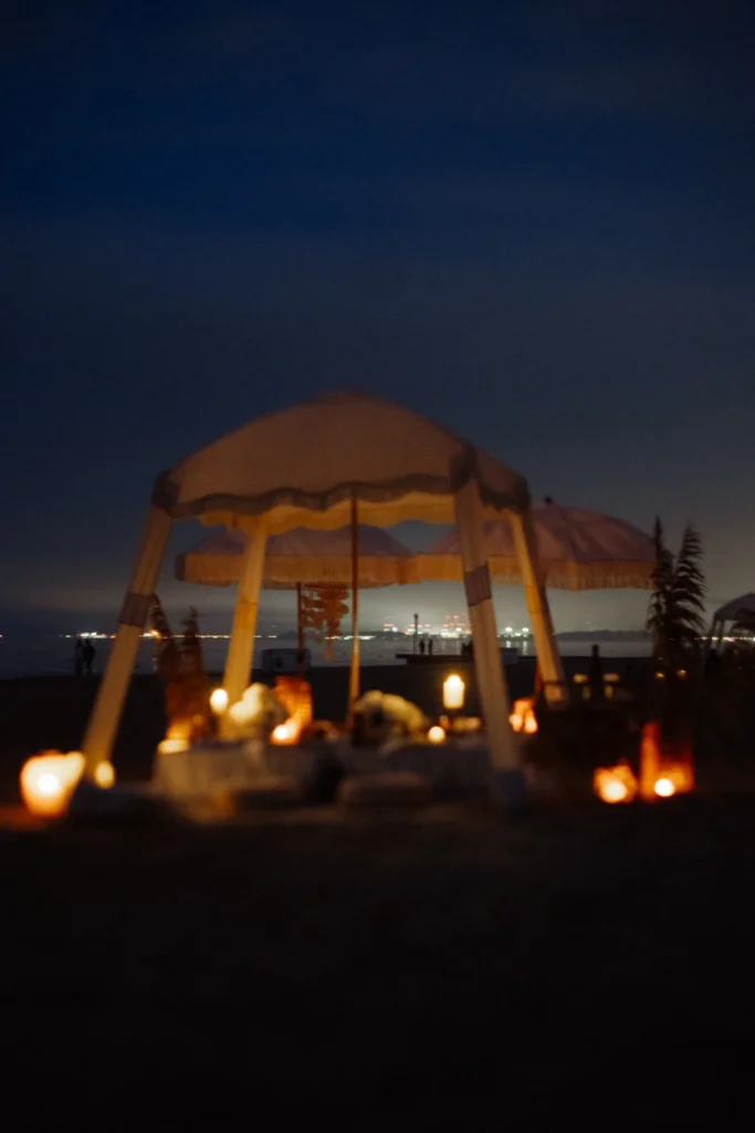 Piknik z baldachimem na plaży – oprawa wieczornego spotkania