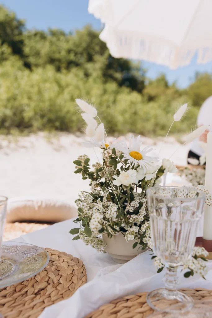 Detal dekoracji kwiatowych na stole piknikowym