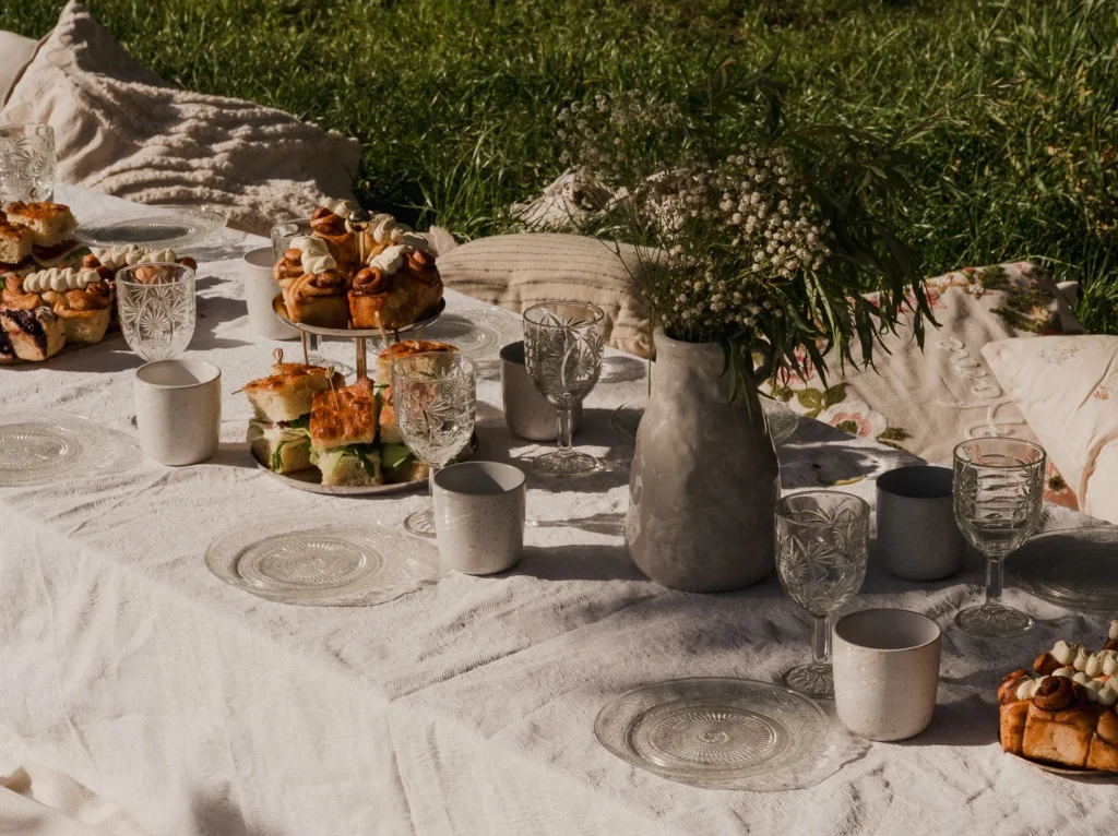 Słodki stół z wypiekami przygotowany na plenerowe przyjęcie