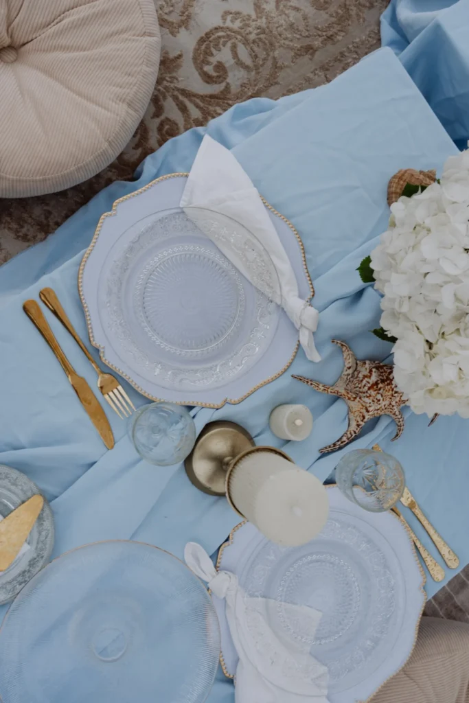Stylowe nakrycie stołu z niebieskimi akcentami podczas pikniku