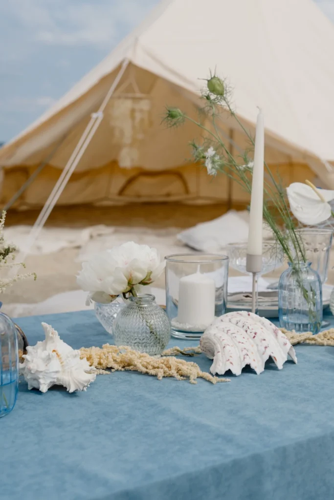Piknik na plaży z namiotem boho – strefa relaksu