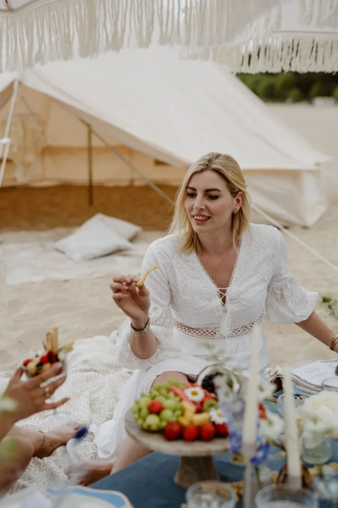 Piknik na plaży z namiotem boho – dekoracje stołu
