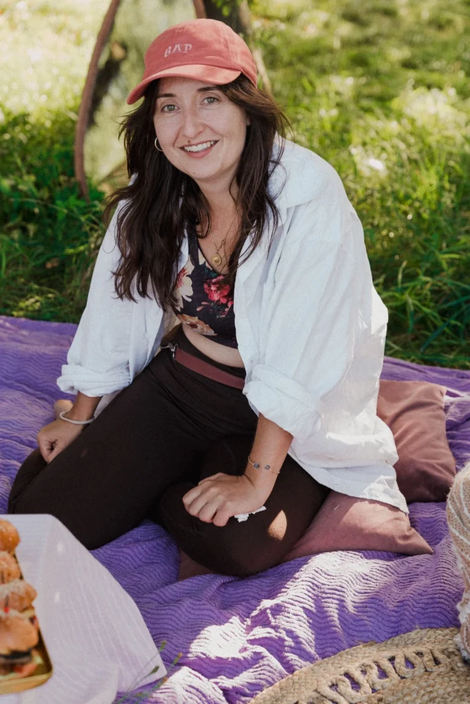 Justyna, założycielka Chabazie, podczas realizacji pikniku plenerowego dla klientek