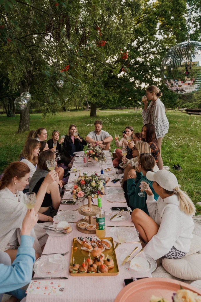 Piknik plenerowy wśród drzew z elegancką oprawą stołu