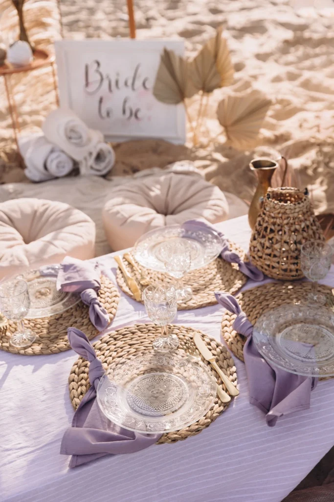 Piknik na plaży przygotowany na wieczór panieński