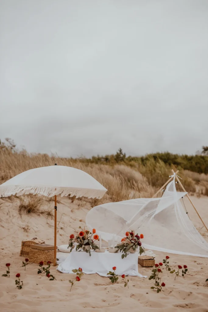 Zaręczyny Basic na plaży – boho aranżacja