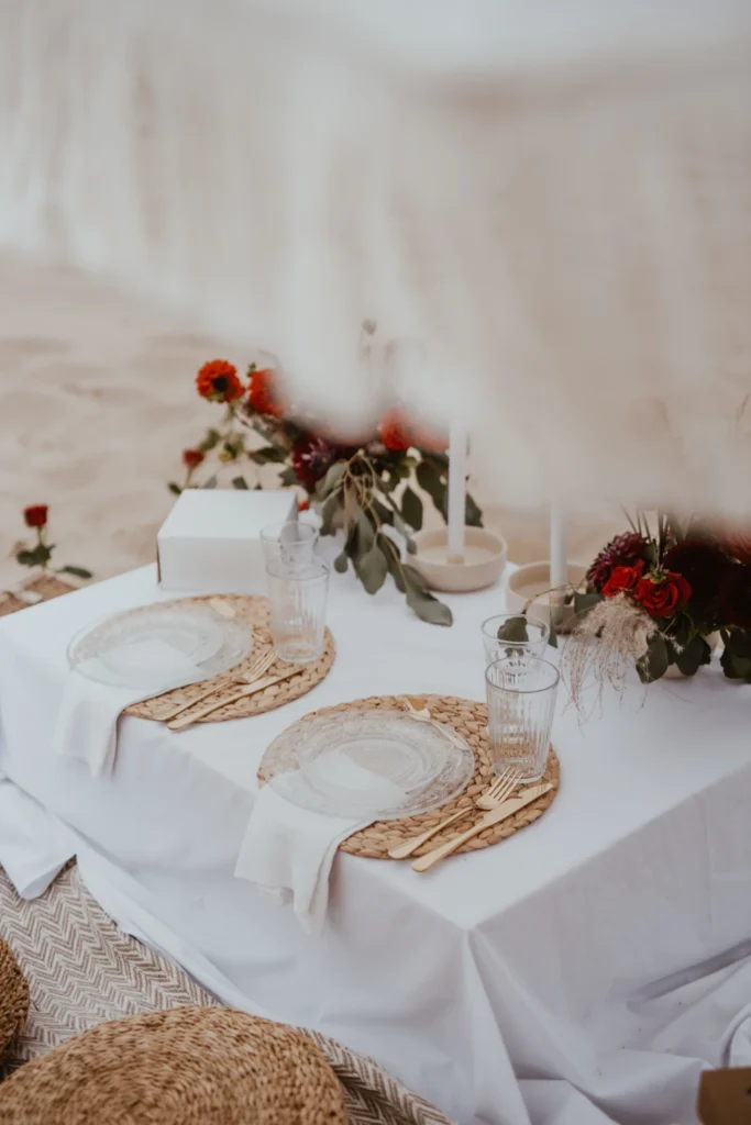 Zaręczyny Basic na plaży – detal stołu i dekoracji
