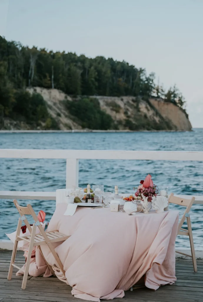 Stylowa aranżacja zaręczyn premium na molo z widokiem na morze