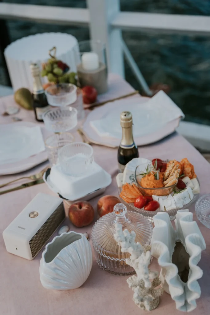 Eleganckie dekoracje stołu z prosecco podczas zaręczyn premium nad morzem