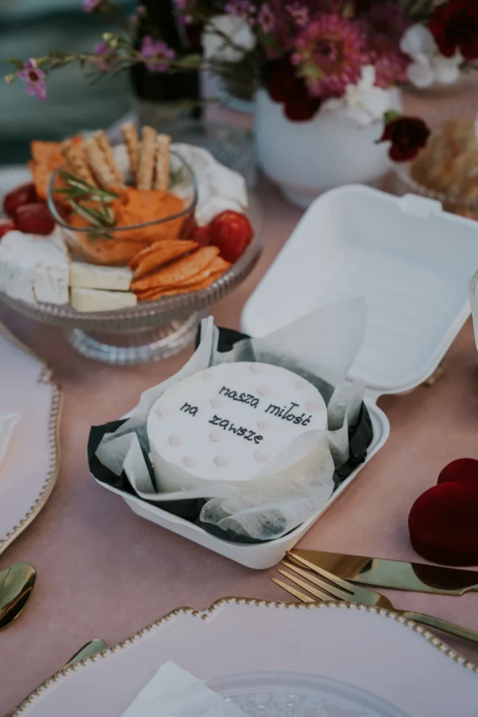 Personalizowany tort przygotowany na zaręczyny premium nad morzem