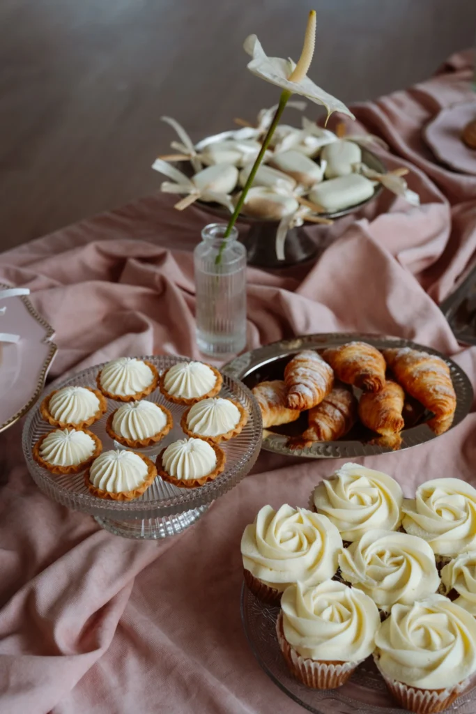 Tartaletki, croissainty - słodki stół w Chabazie studio