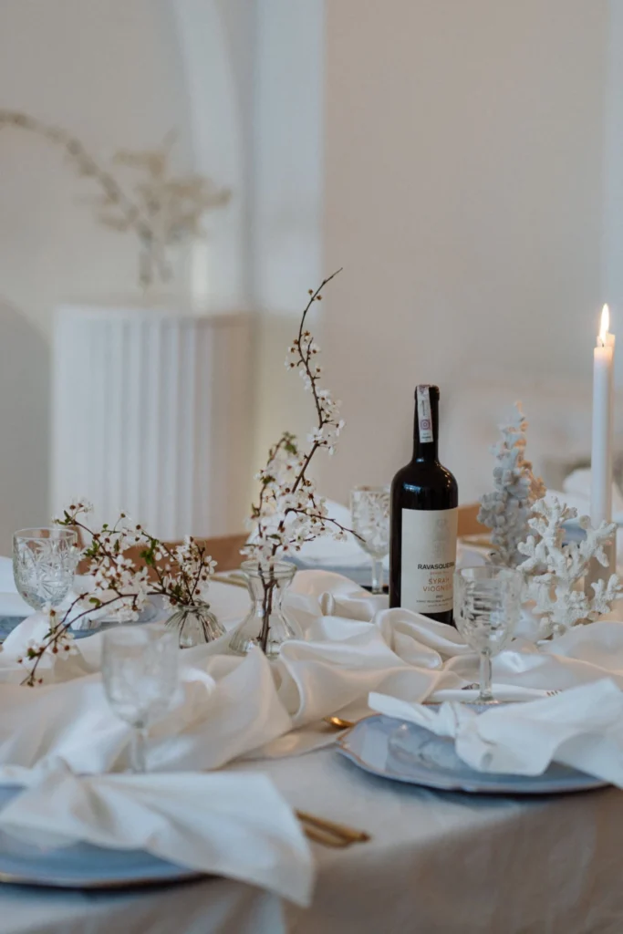 Detal stołu z tkaninami i szkłem w Chabazie Studio