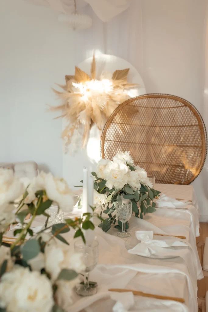 Aranżacja stołu z kwiatami na przyjęciu zorganizowanym przez Chabazie Studio