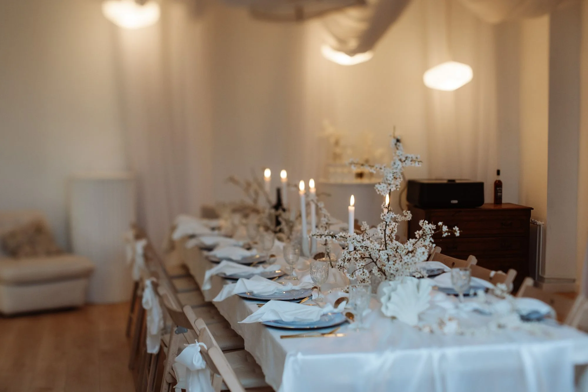 Elegancki stół na kameralne przyjęcie w Chabazie Studio