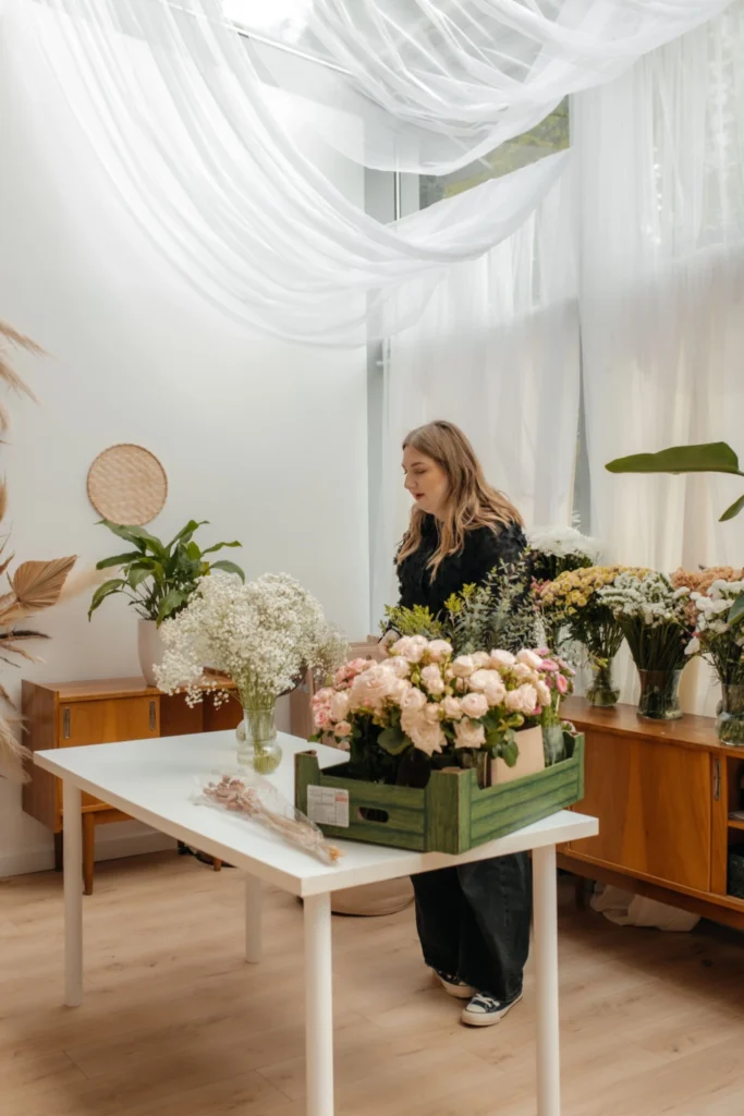 Warsztaty florystyczne w Chabazie Studio – uczestniczka przygotowująca kompozycje kwiatowe