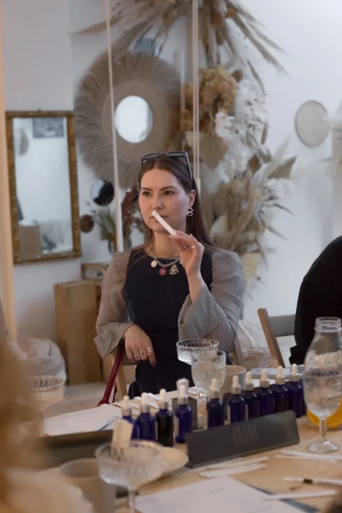 Warsztaty zapachowe w Chabazie Studio – uczestniczka testująca kompozycje perfum