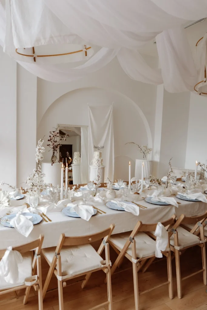 Jasna aranżacja stołu we wnętrzu Chabazie Studio