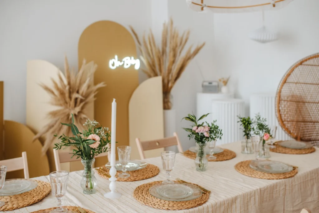 Naturalna aranżacja stołu we wnętrzu Chabazie Studio