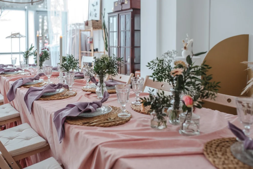 Aranżacja stołu z różowym obrusem w Chabazie Studio